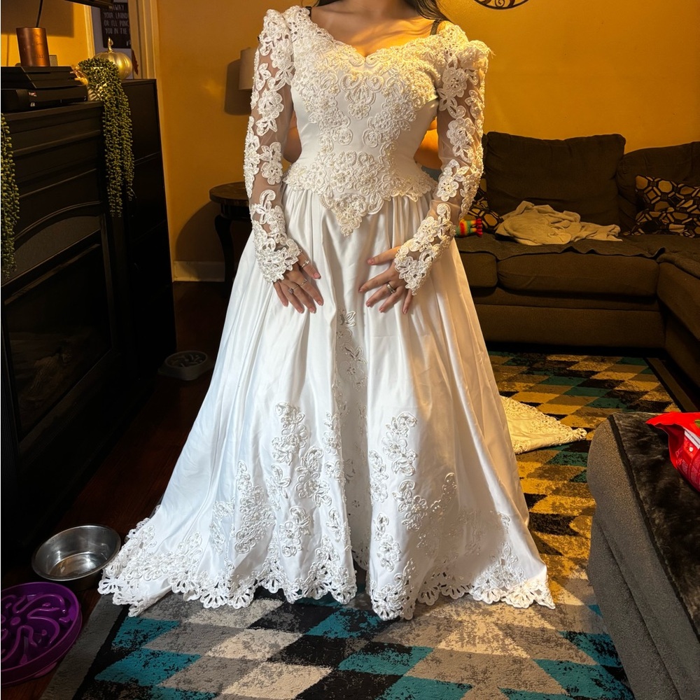Gloria Vanderbilt White Lace Bridal Gown